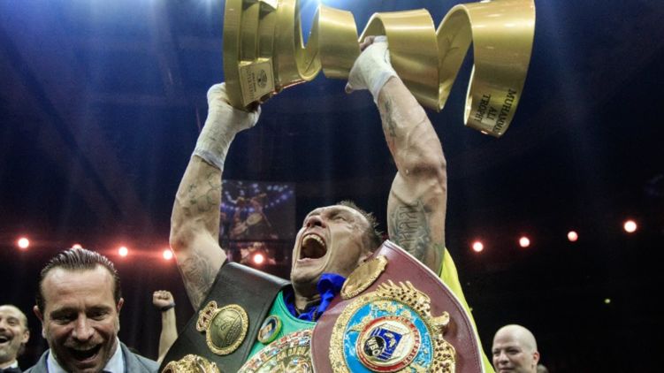 Уиск с кубком Моххамеда Али. Фото - worldboxingsuperseries.com