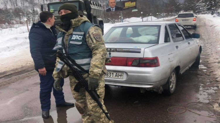 Спецоперацию силовиков на Закарпатье местные посчитали показухой перед выборами. Фото: mukachevo.net