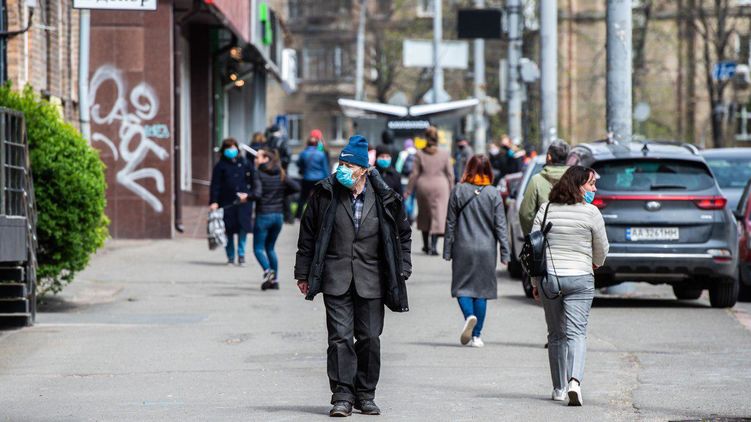 Сколько тестов на коронавирус делают в Украине и в мире. Фото: Страна