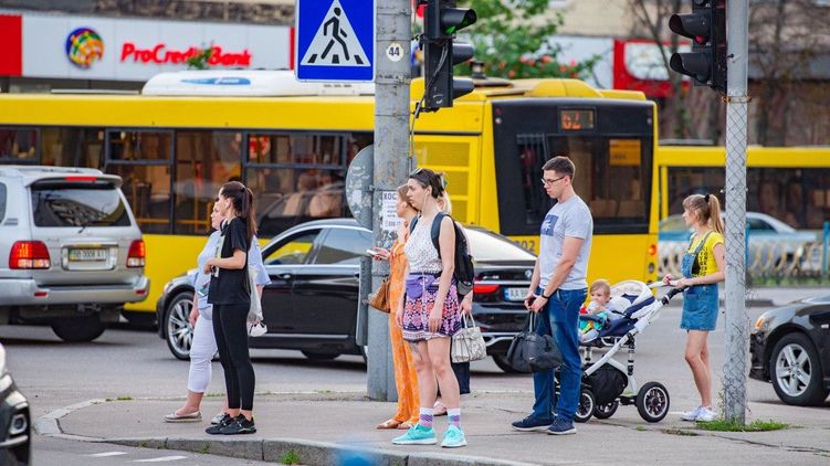 Украинцы еще соблюдают дистанцию, но уже многие без масок. Фото 