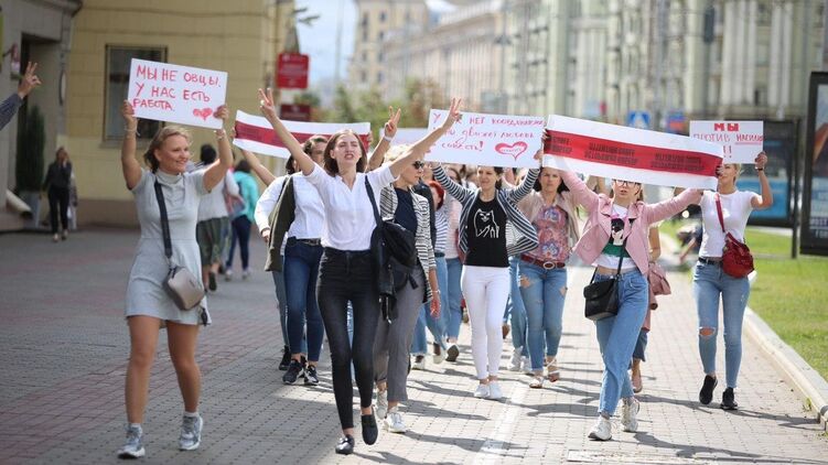 Если в первые дни протесты проходили вечером, теперь недовольные насилием и результатами выборов выходят на акции и днем. Фото: TUT.BY