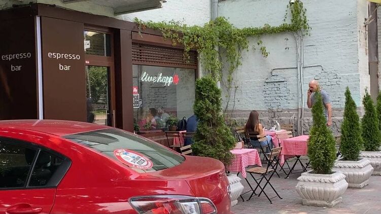 Политиков часто можно встретить в этом кафе возле Мариинского парка, фото: Изым Каумбаев,