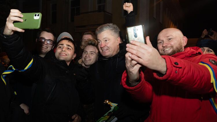 Экс-президент Петр Порошенко надеется собрать много своих сторонников в день прилета в Киев, фото: facebook.com/petroporoshenko