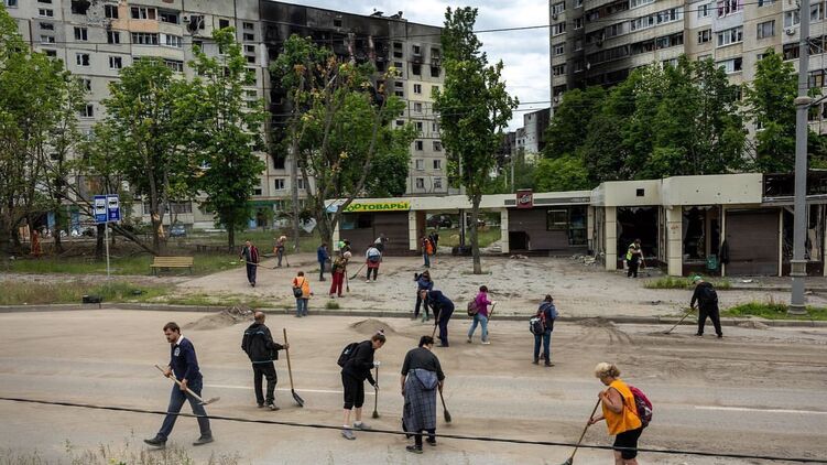 Жители обстреливаемого Харькова на субботнике. Фото Харьковская ОВА