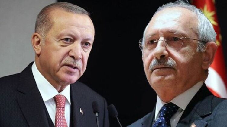 У президента Эрдогана (слева) и лидера оппозиции Кылычдароглу примерно одинаковые шансы на победу на выборах в мае