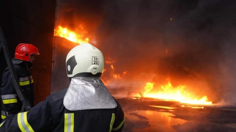 Рятувальники ліквідують пожежу після нічної атаки дронів. Фото ДСНС