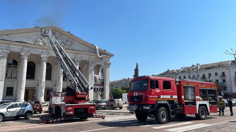 РФ нанесла ракетный удар по центру Чернигова. Фото: ГСЧС