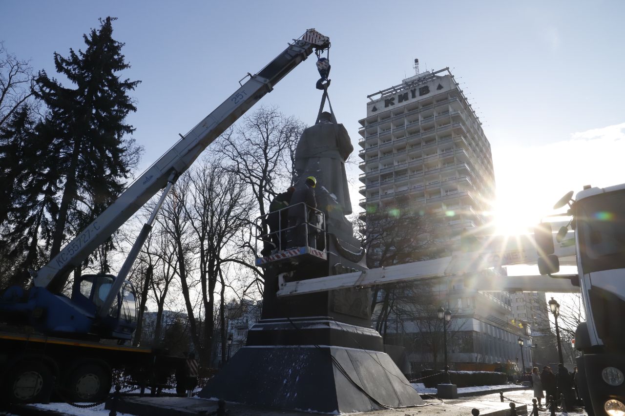 В Киеве демонтировали памятник Ватутину 