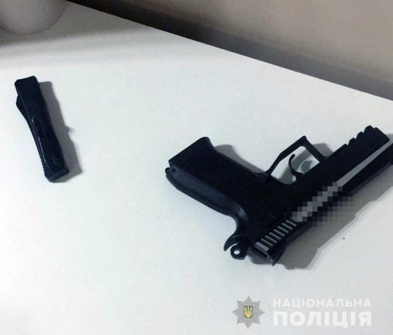 Во время обыска полицейские изъяли у злоумышленника пневматический пистолет