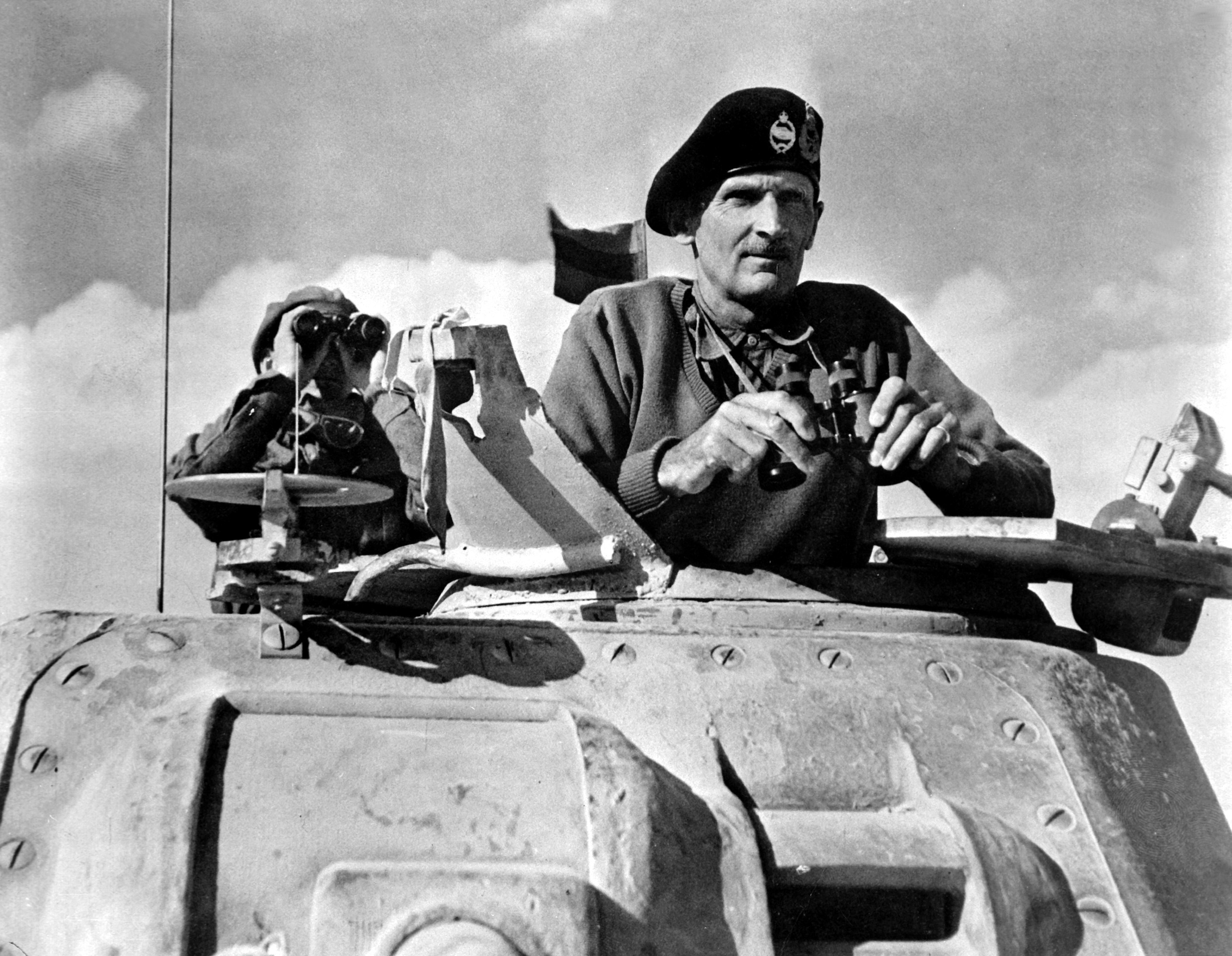 Бернард Монтгомери наблюдает за продвижением своих войск ноябрь 1942