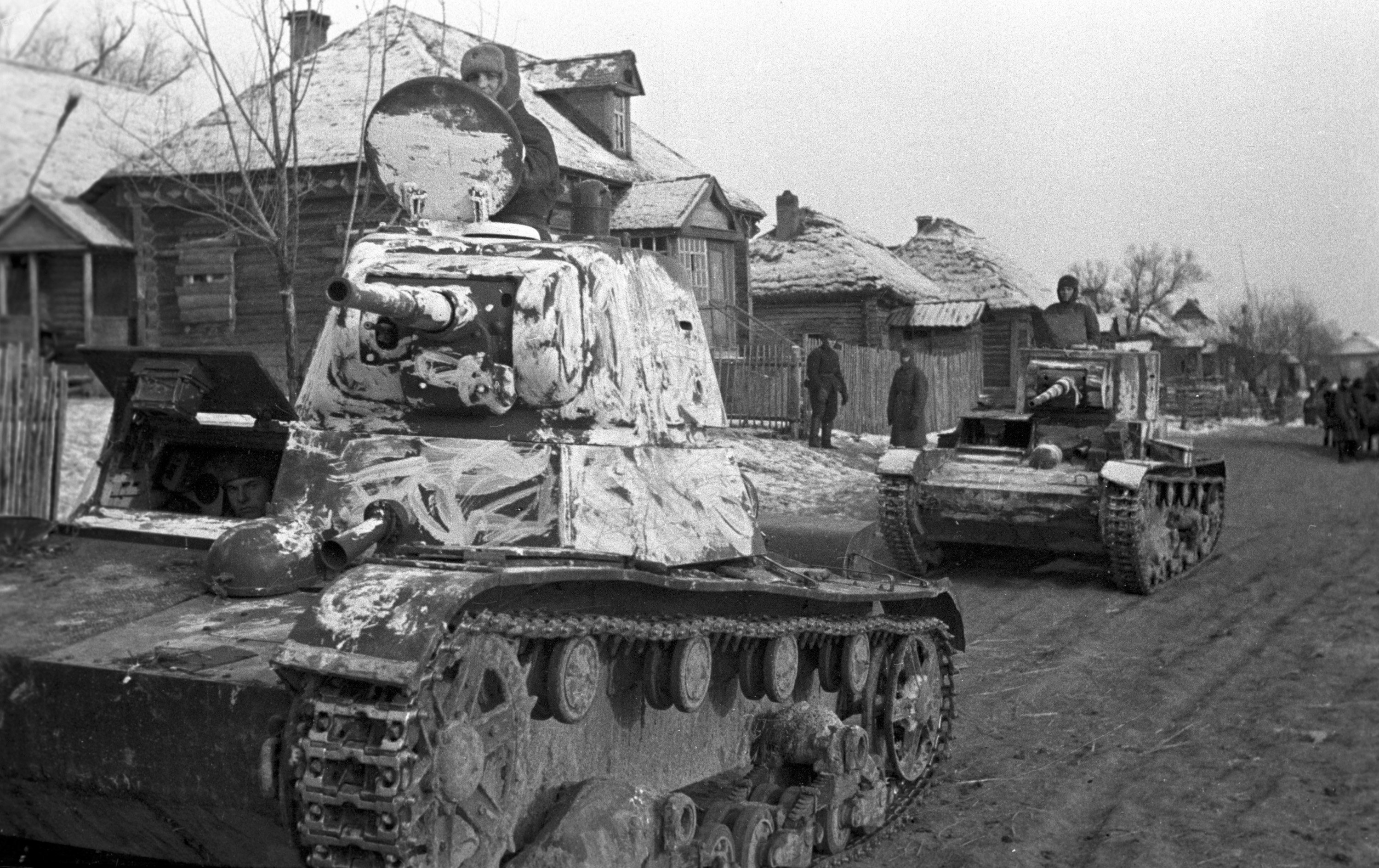 Советские танки Т-26 проезжают по деревенской улице. 10 октября 1941 года