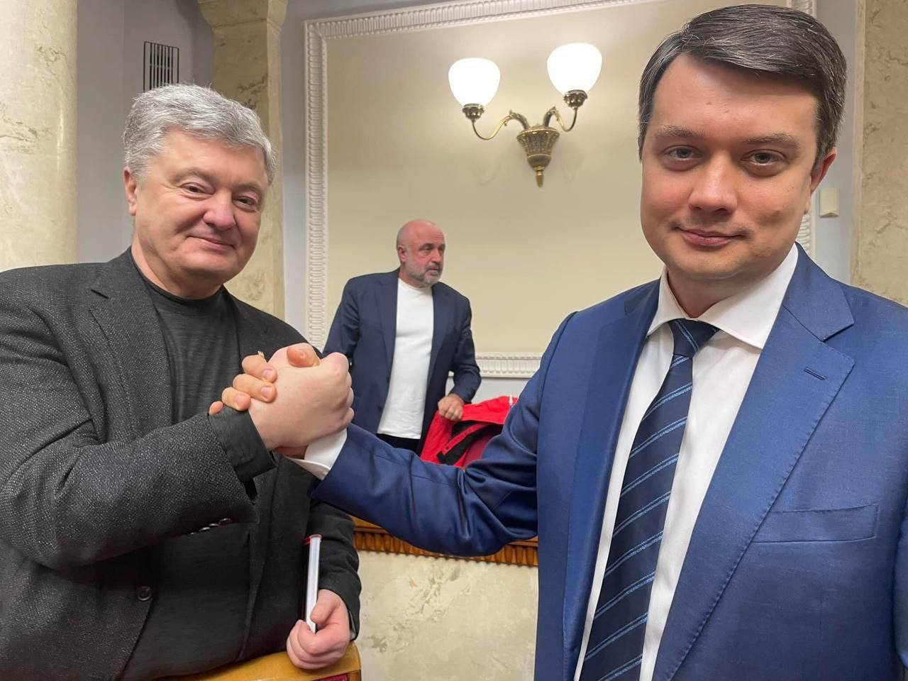 Голосование за поправку о выплатах военным объединило экс-президента Порошенко и экс-спикера Разумкова