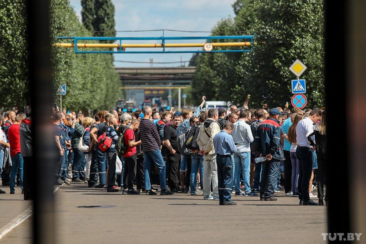 На забастовку против Лукашенко вышли тысячи рабочих Минского тракторного завода. Фото: tut.by