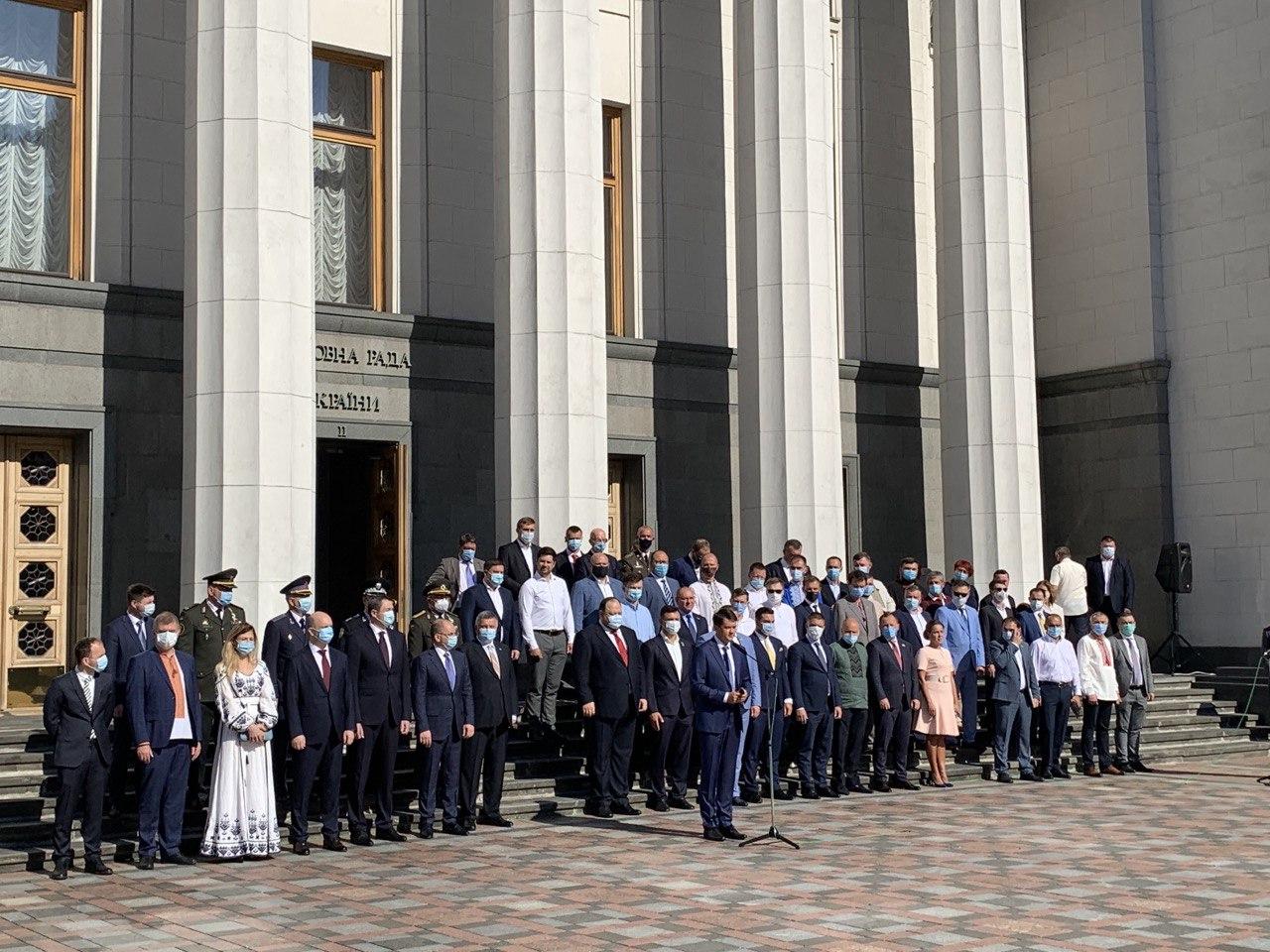 Возле Верховной Рады торжественно поднят государственный флаг Украины. Фото: Страна