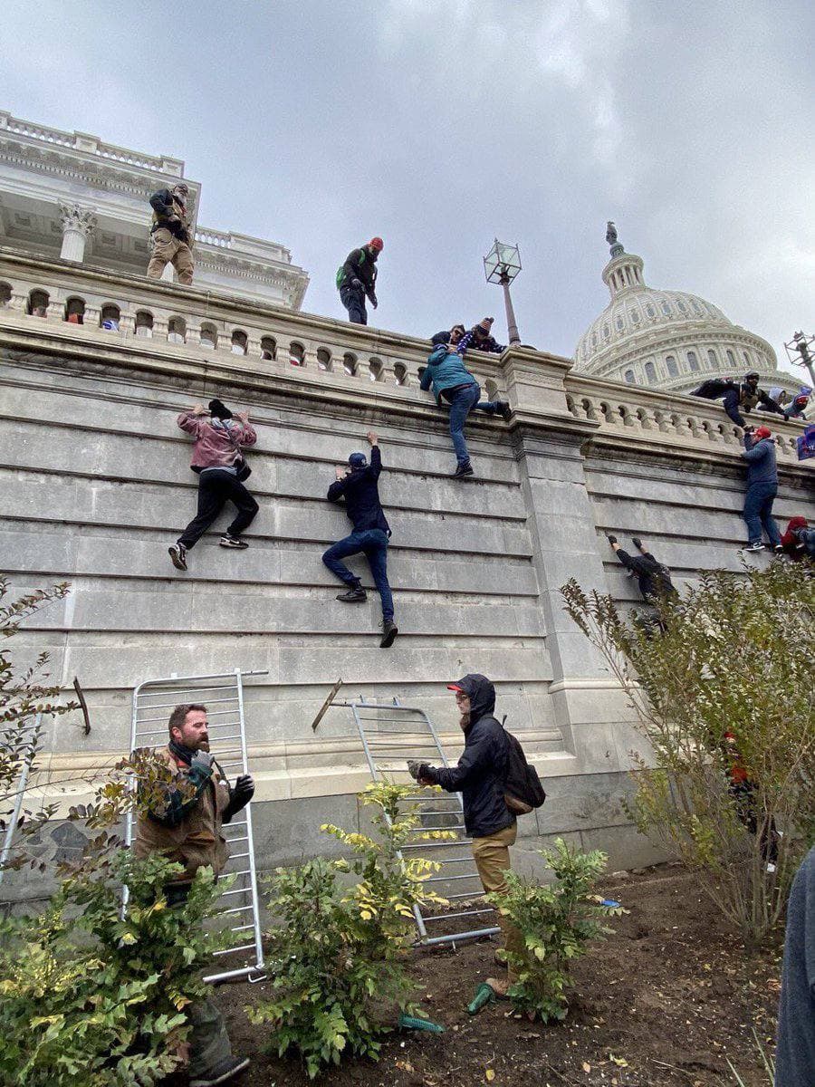 Штурм Капитолия сторонниками Трампа. Подборка самых ярких фото. Axios