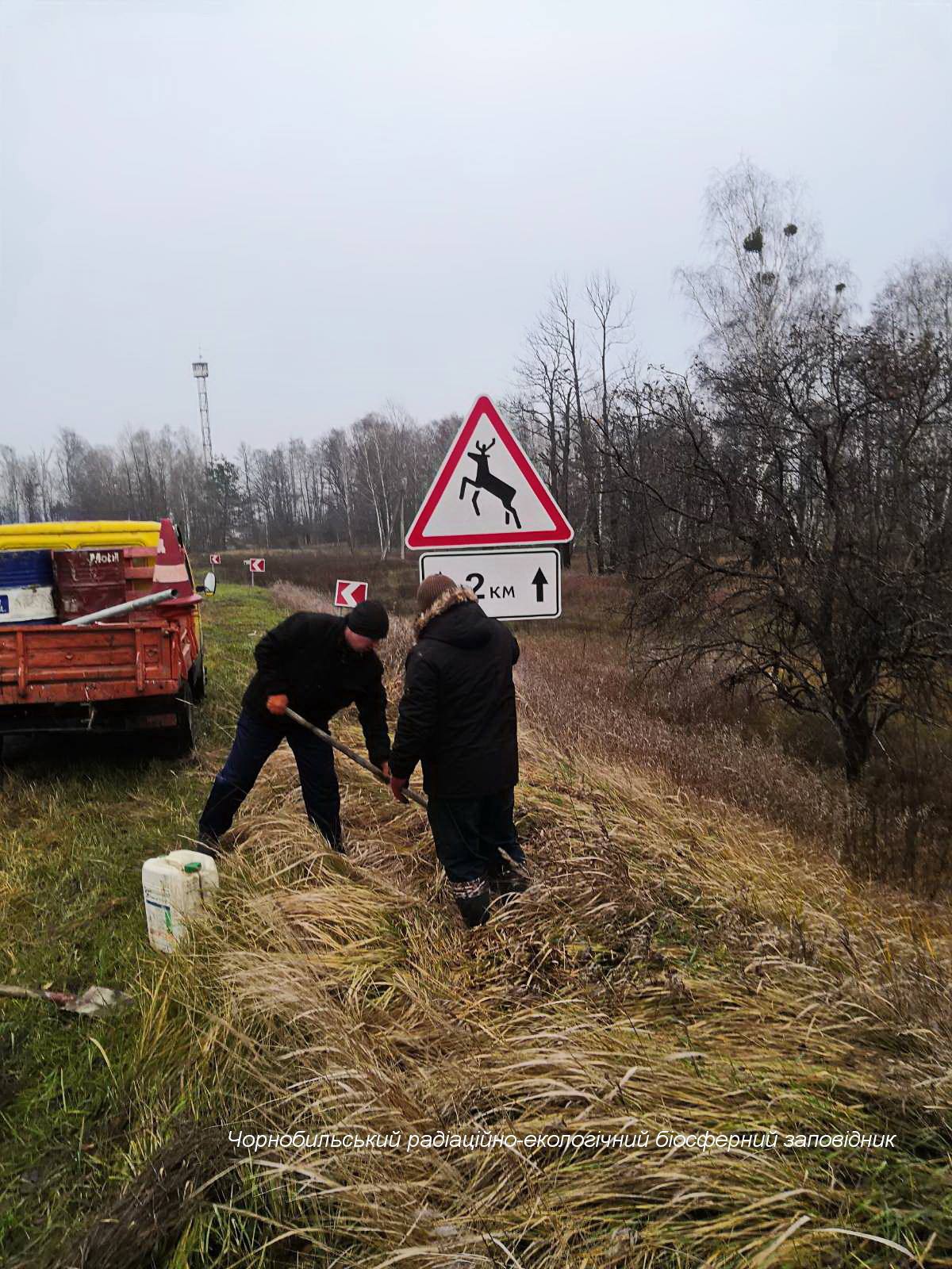 Установка знаков для водителей. Фото: Чернобыльский заповедник