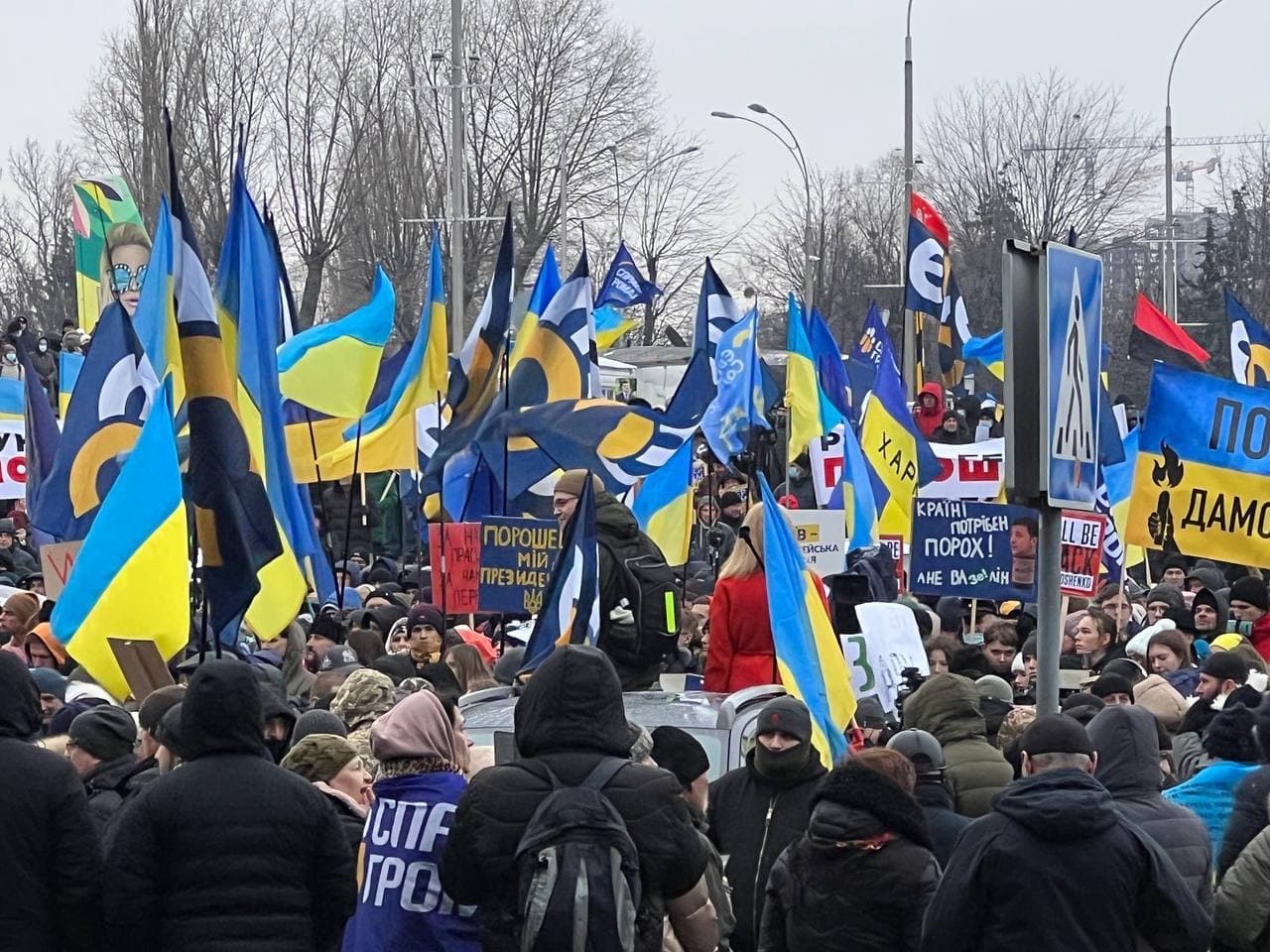 Сторонники Порошенко на митинге