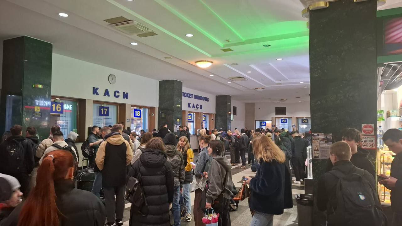 Фото черги на залізничному вокзалі. Джерело - facebook.com/Ukrzaliznytsia/