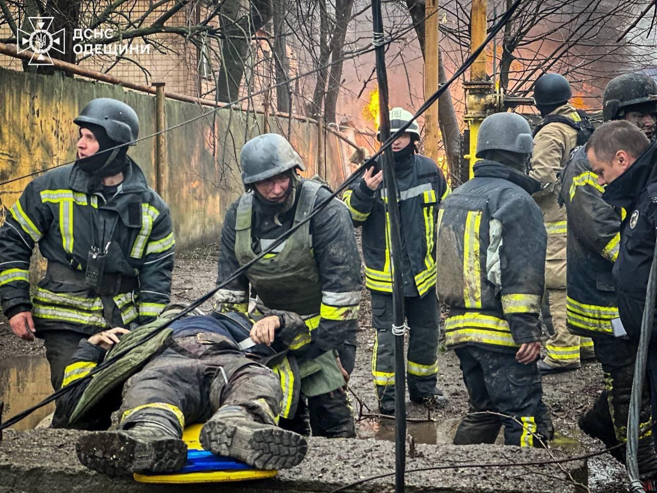 Фото спасателей, выносящих раненого. Источник - ГСЧС